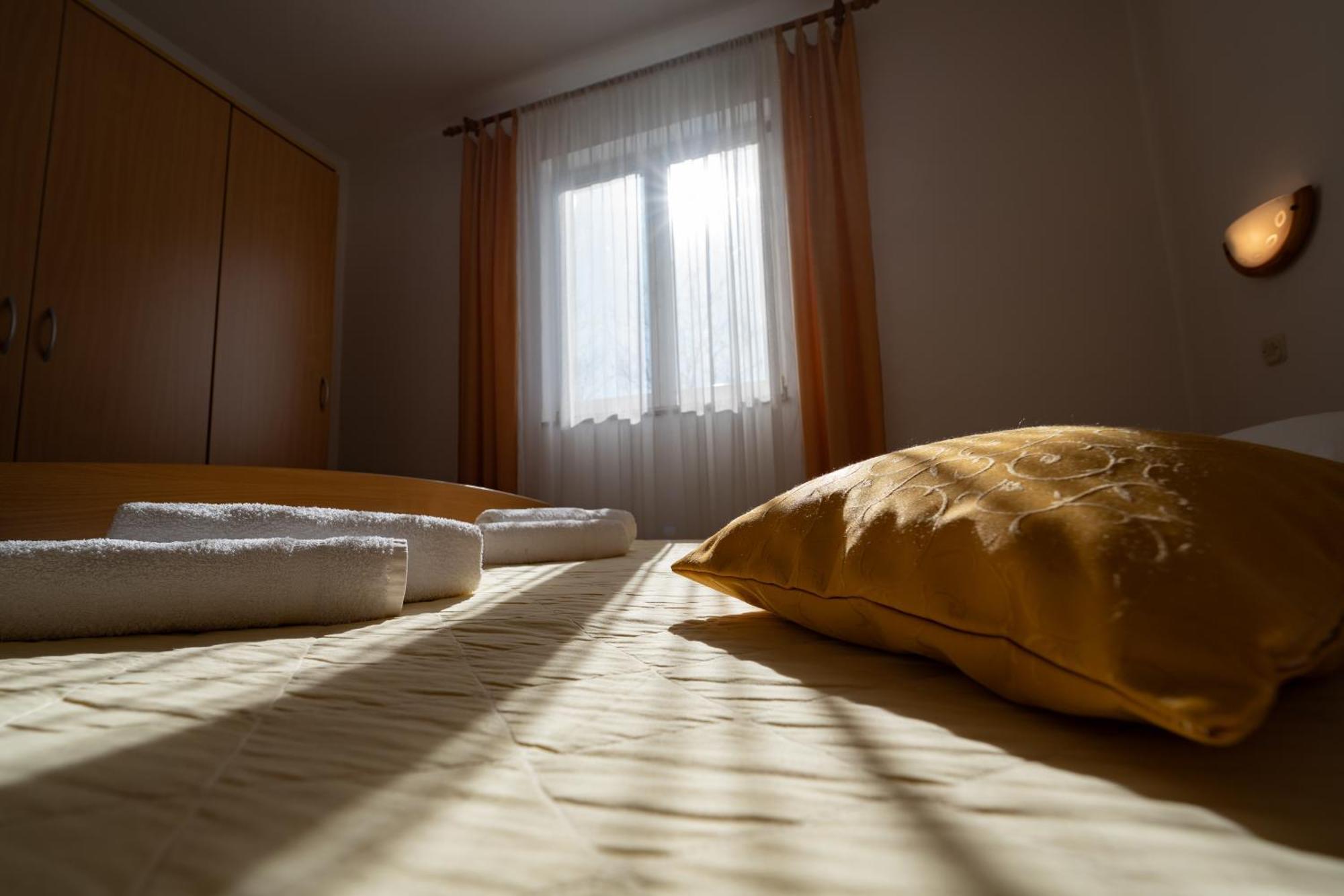 Apartments Biserka Novalja Pokój zdjęcie